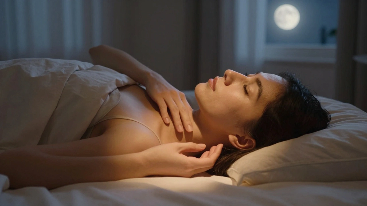 Osoba v posteli jemně masíruje krk před spaním, klidná noční atmosféra.